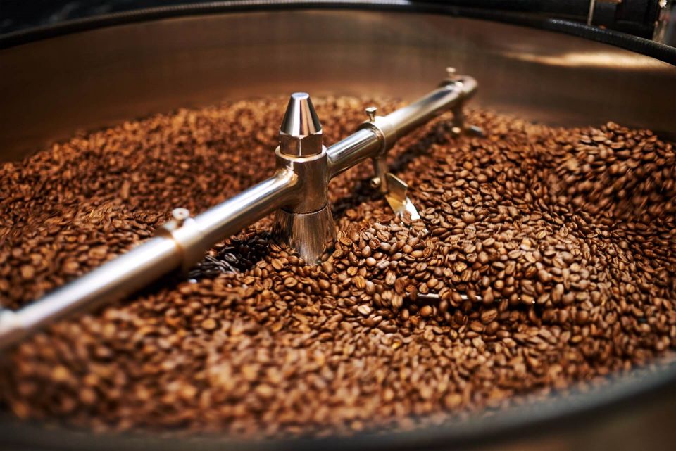 Kaffeebohnen in einer Kaffeemaschine