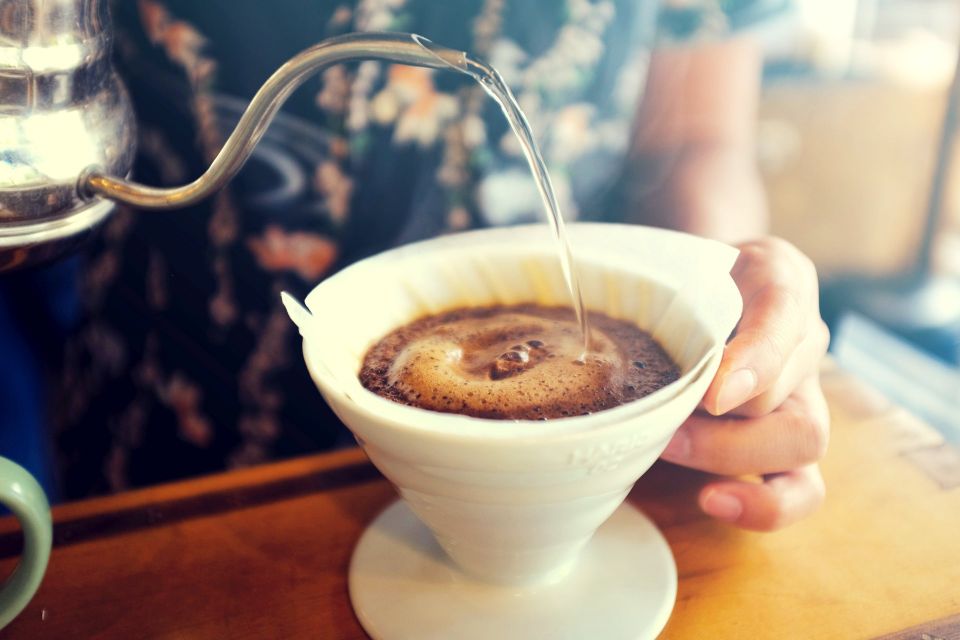 Ein Filterkaffee der mit heißen Wasser begossen wird